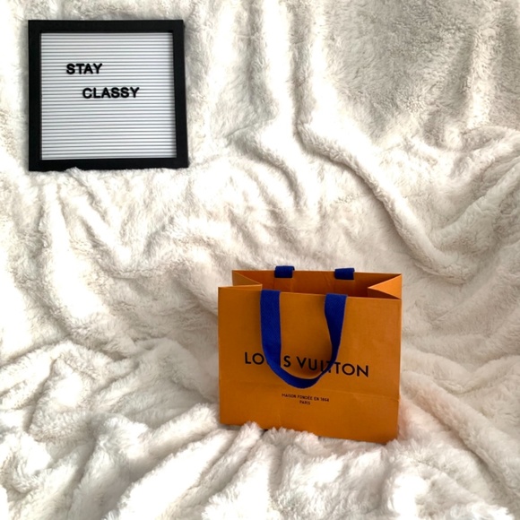 Louis Vuitton Gift Tote - Picture 5 of 5